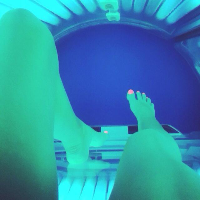 jambes dans cabine de bronzage